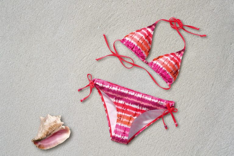Vrouw in bikini aan het water