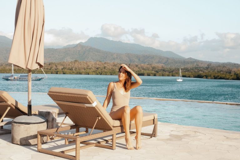 Vrouw in bikini aan het water