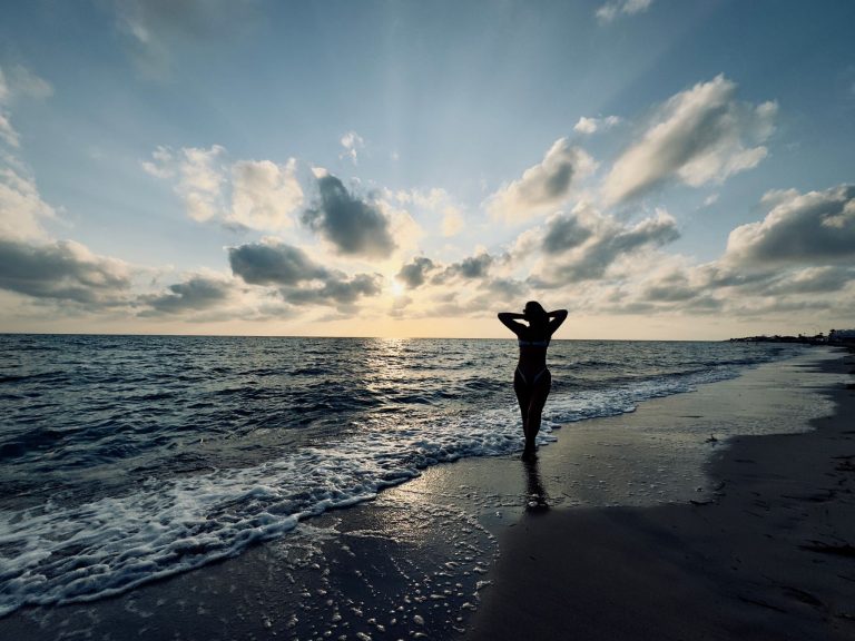 Vrouw in bikini aan het water