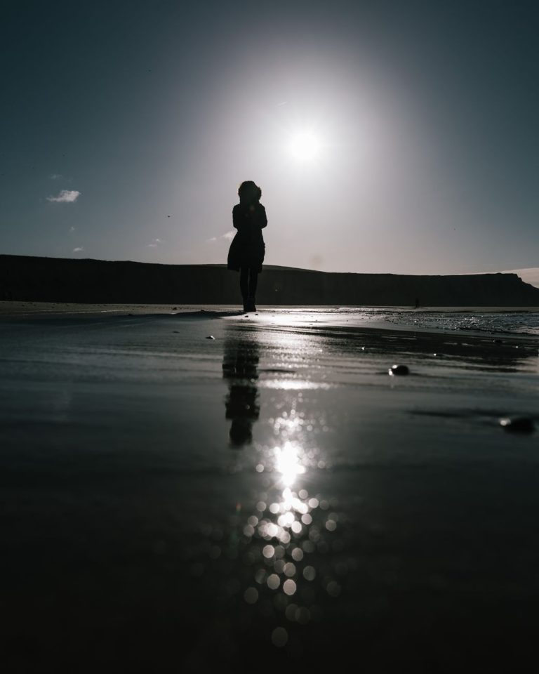 Vrouw in bikini aan het water