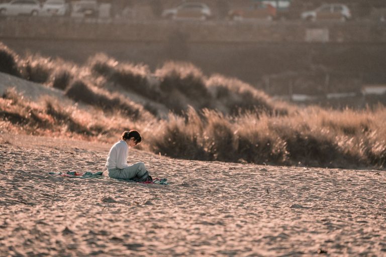 Vrouw in bikini aan het water