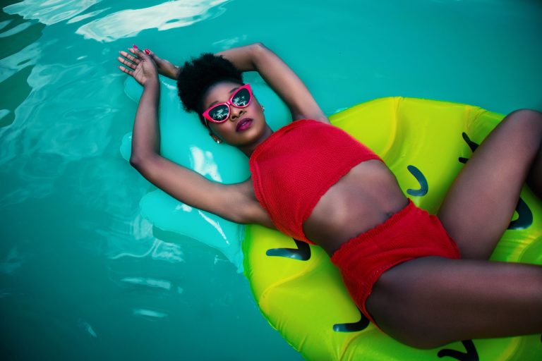 Vrouw in bikini aan het water