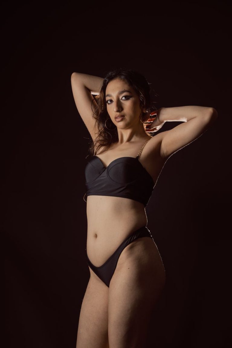 Vrouw in bikini aan het water